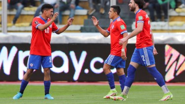 Alexis festeja con Núñez el segundo gol de su equipo. Chile dio el golpe en Bolivia. 