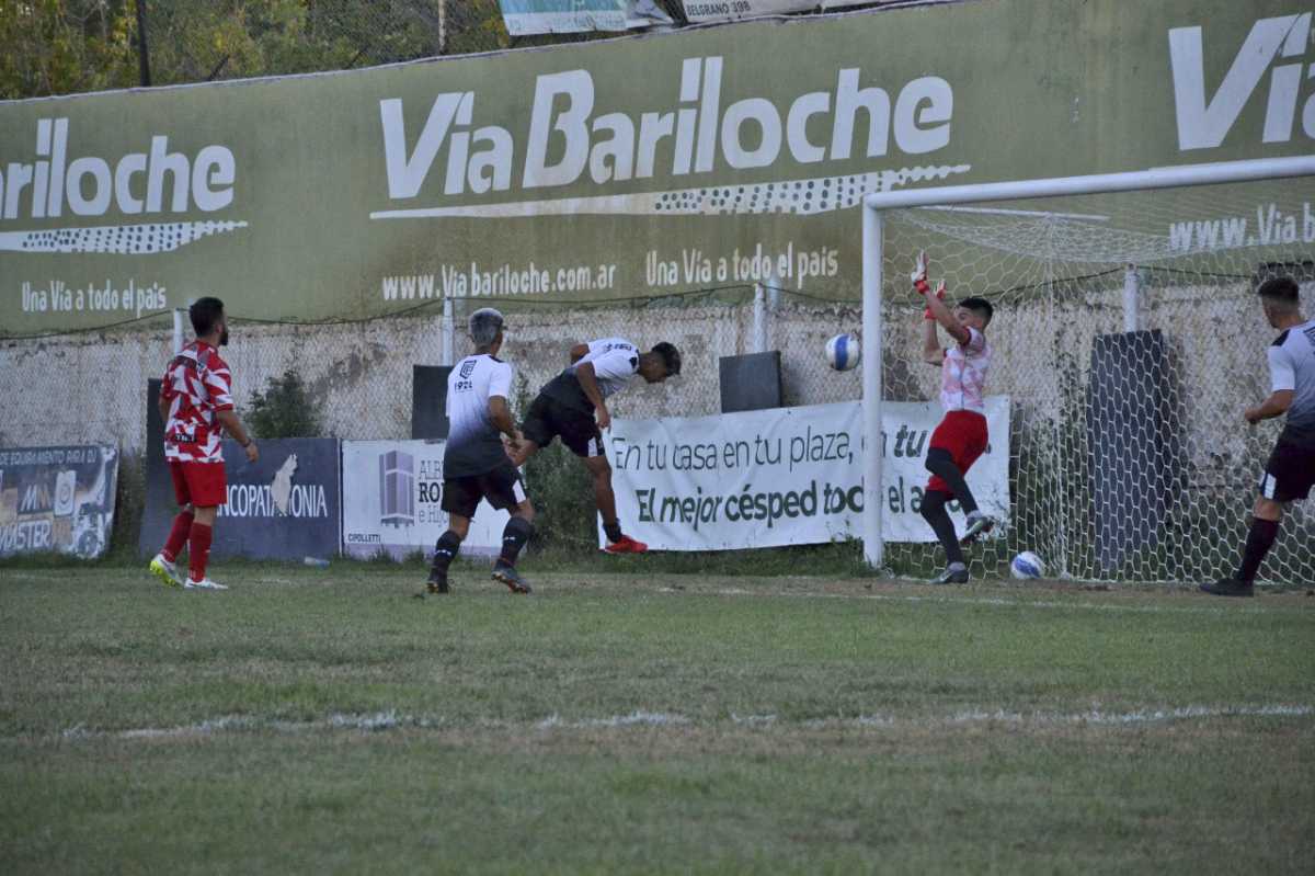 Enzo Romero cabecea al gol en el segundo de los duelos de hoy. Fotos: gentileza Guiliana Ruiz Díaz, prensa Cipolletti