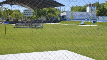 El fin de semana rompieron el cerco perimetral y tiraron piedras dentro de las piletas. (Fotos Néstor Salas)