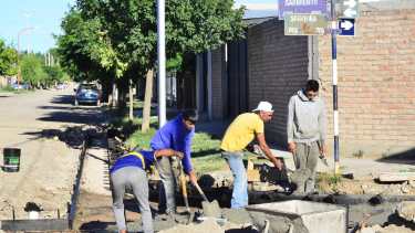 Para evitar anegamiento de un sector de barrios, el municipio de Godoy reconstruye cordones cuenta. (Foto Néstor Salas)