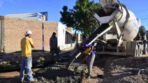 Reconstruyen cordones cuneta para mejorar descargas pluviales en calles de Godoy