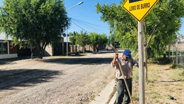 Construyen reductores para mejorar la seguridad vial en calles de Huergo