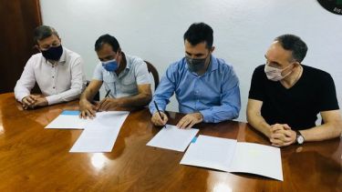 El intendente de Huergo y el secretario de Energía de Nación firmaron el convenio para ampliar la red de gas en dos barrios.