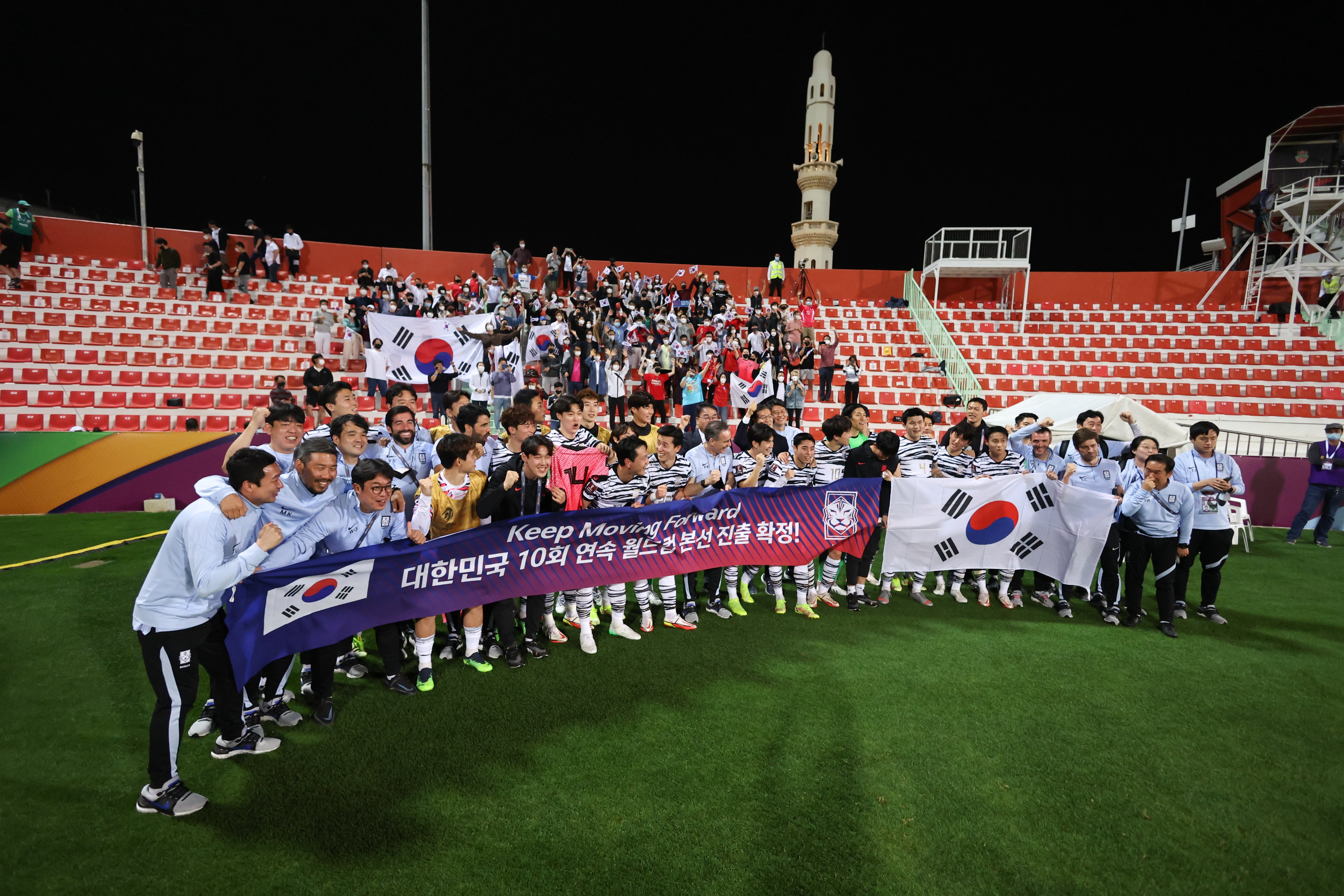 Los coreanos festejaron la clasificación después de la victoria de hoy. 