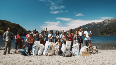 A fines de enero un grupo de voluntarios retiró residuos y colillas de la costa del lago Moreno. Mañana es el turno de la playa del Centro de Bariloche. Gentileza