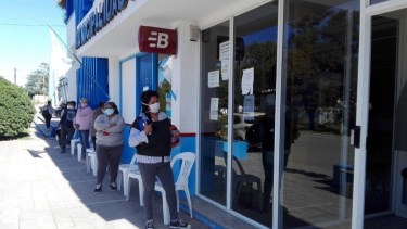 Largas filas se forman en inmediaciones del único cajero automático durante los días de cobro. Foto: gentileza. 