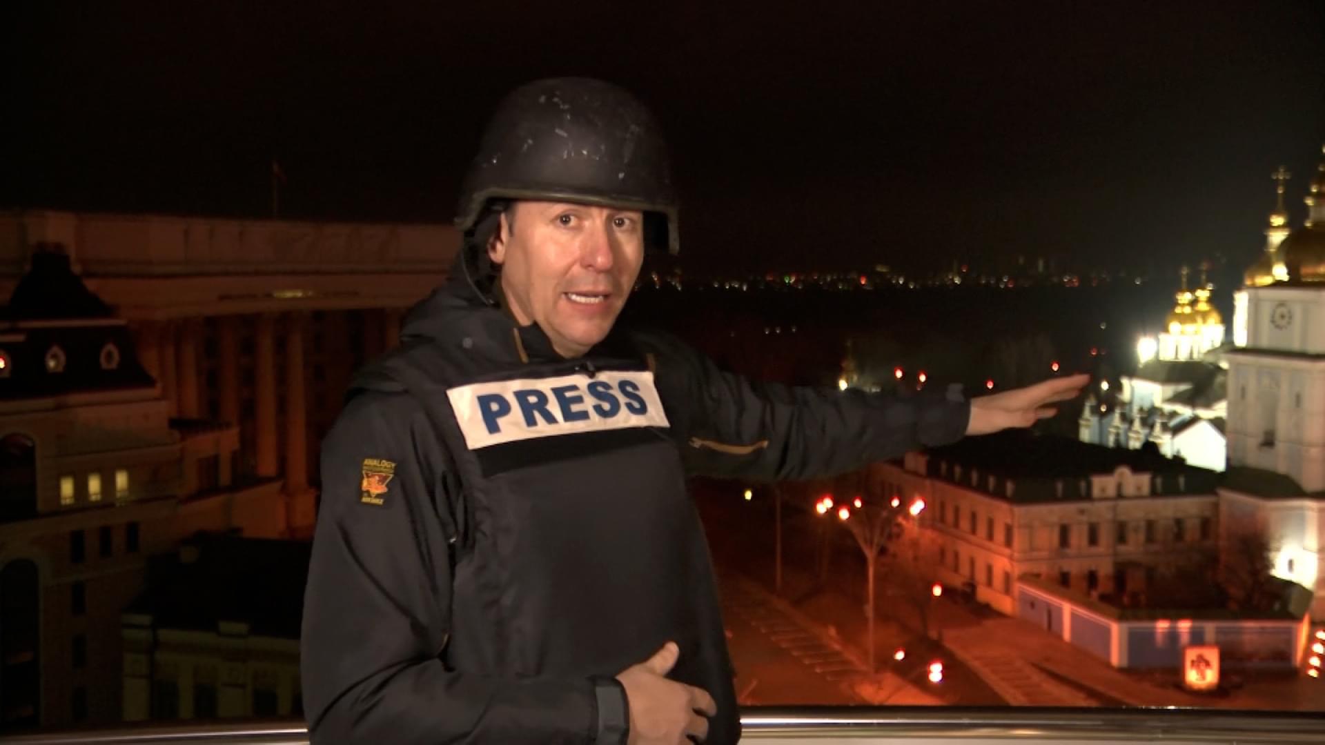 El corresponsal de la CNN terminó su transmisión desde Ucrania con chaleco y casco. (Gentileza).-