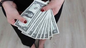 El dólar blue bajó tres pesos tras la suba de tasas de plazos fijos: a cuánto cotiza