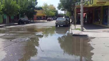 Uno de los desbordes de agua se encuentra en la calle Tucumán al 1.300.