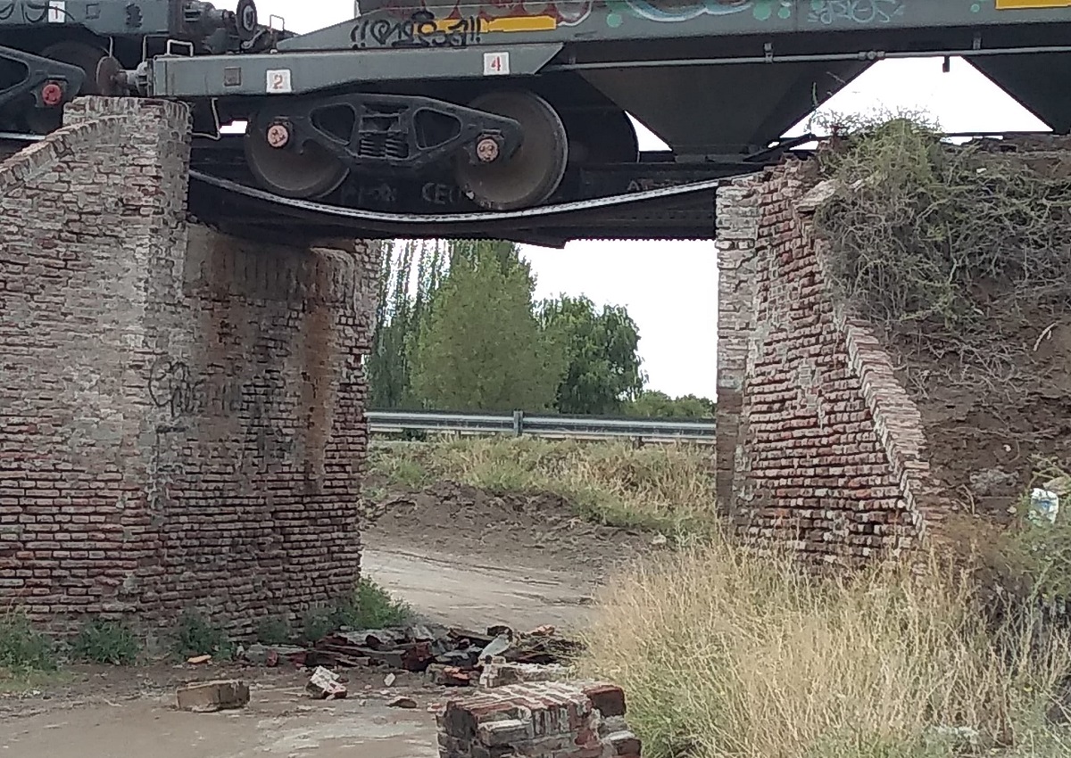 La estructura de ladrillo y cemento cedió ante el paso del tren de cargas que descarriló. (Foto gentileza)