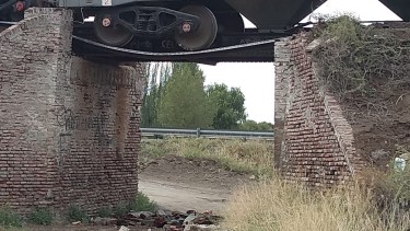 La estructura de ladrillo y cemento cedió ante el paso del tren de cargas que descarriló. (Foto gentileza)