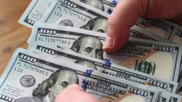 La cotización informal bajó en medio de los rumores de cambios en el Gabinete. 