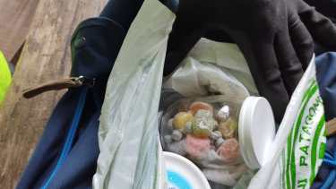 La droga estaba en frascos, entre caramelos. Foto: gentileza