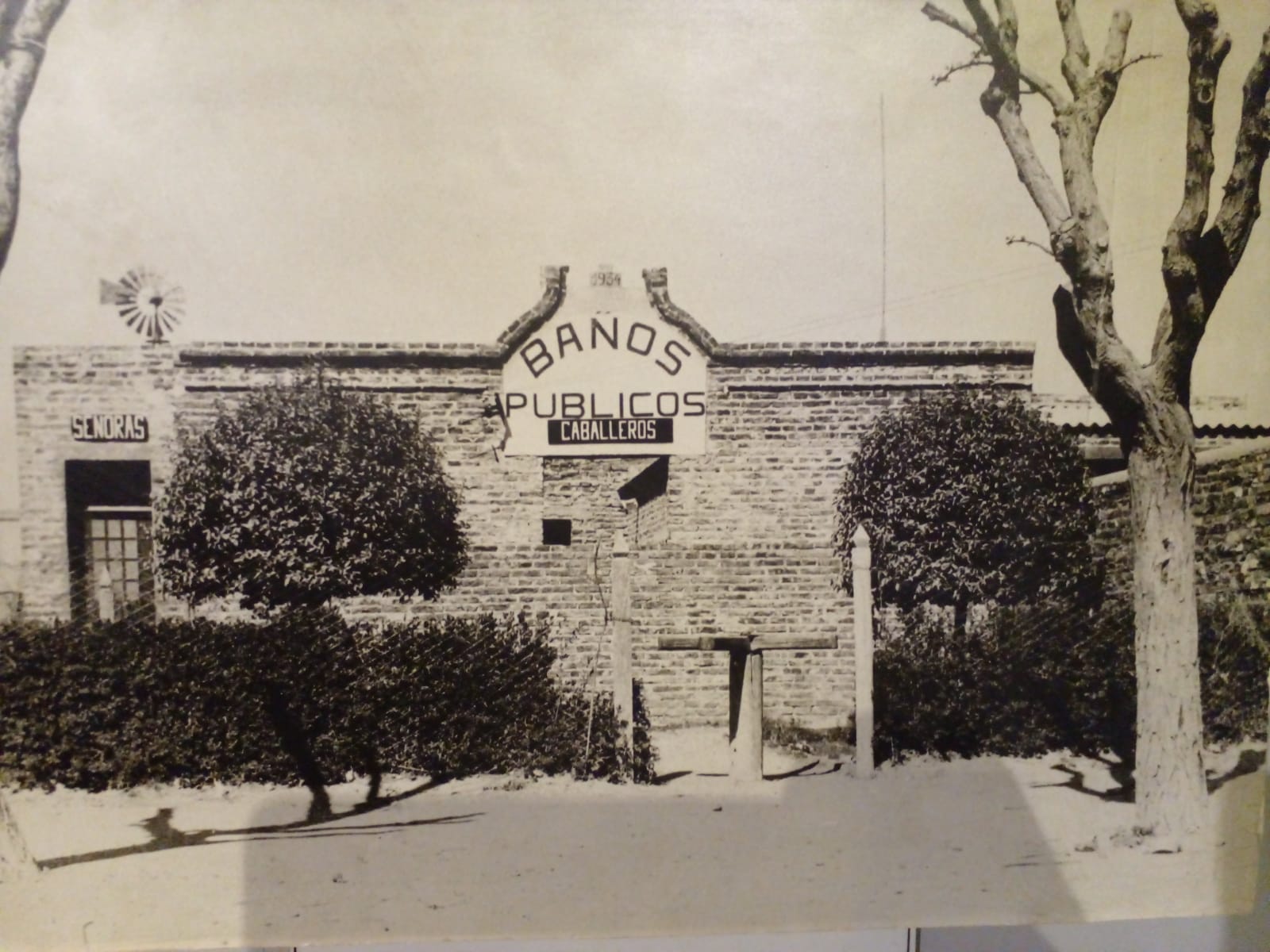 Esta vieja casona fue demolida y hoy en su espacio se encuentra el edificio de la Municipalidad de Roca. Archivo Museo Lorenzo Vintter