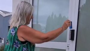 Insólito: una senadora chubutense denunció problemas en un cajero, pero tenía la tarjeta al revés