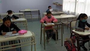 Polémica en Santa Cruz porque exigen la vacunación obligatoria para asistir a clases