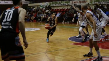 Matías Eidintas fue el goleador de Viedma con 29 puntos en la noche capitalina. Foto: prensa Viedma. 