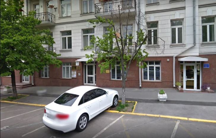 Frente del edificio donde está la Embajada argentina en Ucrania (captura)