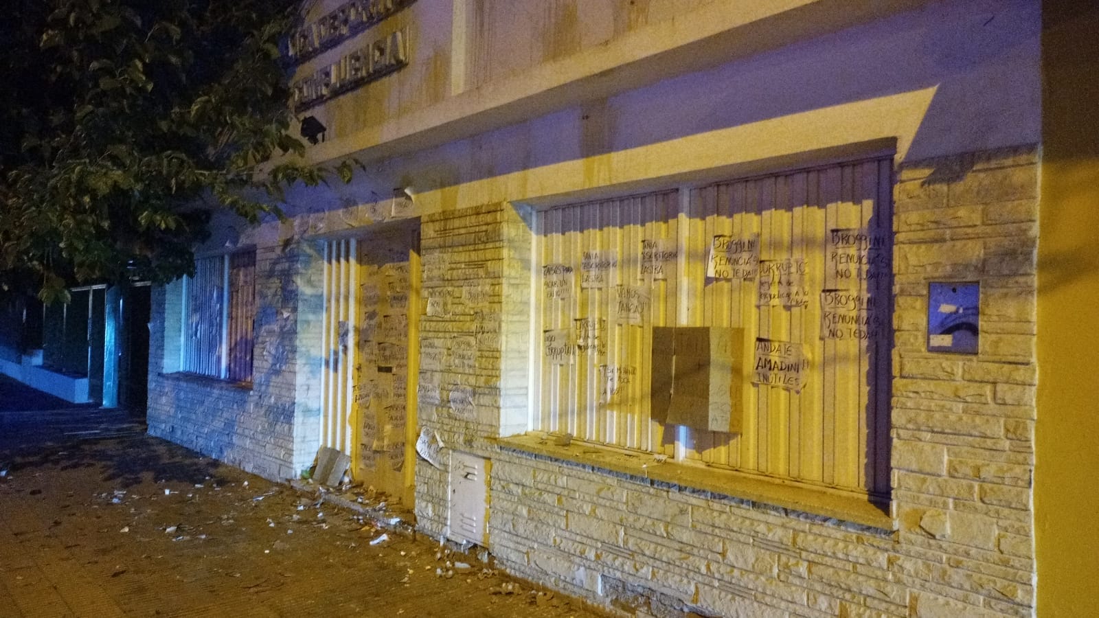 Los hinchas de Alto Valle escracharon la puerta de la sede la Liga Confluencia en Cipolletti. (Foto: Facebook Bunker Deportivo)