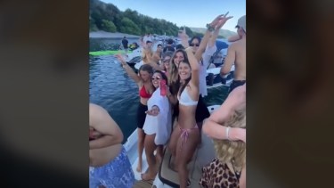 En TikTok se subieron videos de la fiesta en el lago Villarrica. 