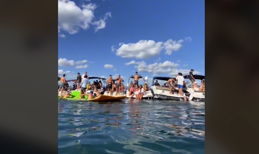 En TikTok se subieron videos de la fiesta en el lago Villarrica. 