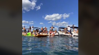 En TikTok se subieron videos de la fiesta en el lago Villarrica. 