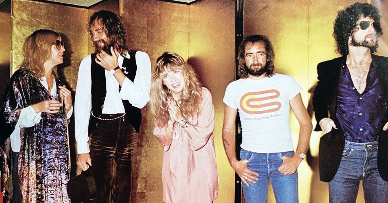 Rotos y en cualquiera, así lucían los Fleetwood Mac en 1977. 