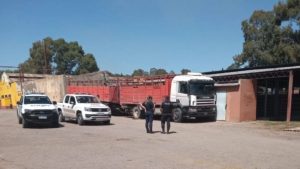 Tragedia: un camionero murió aplastado tras chocar en un frigorífico de Bahía Blanca