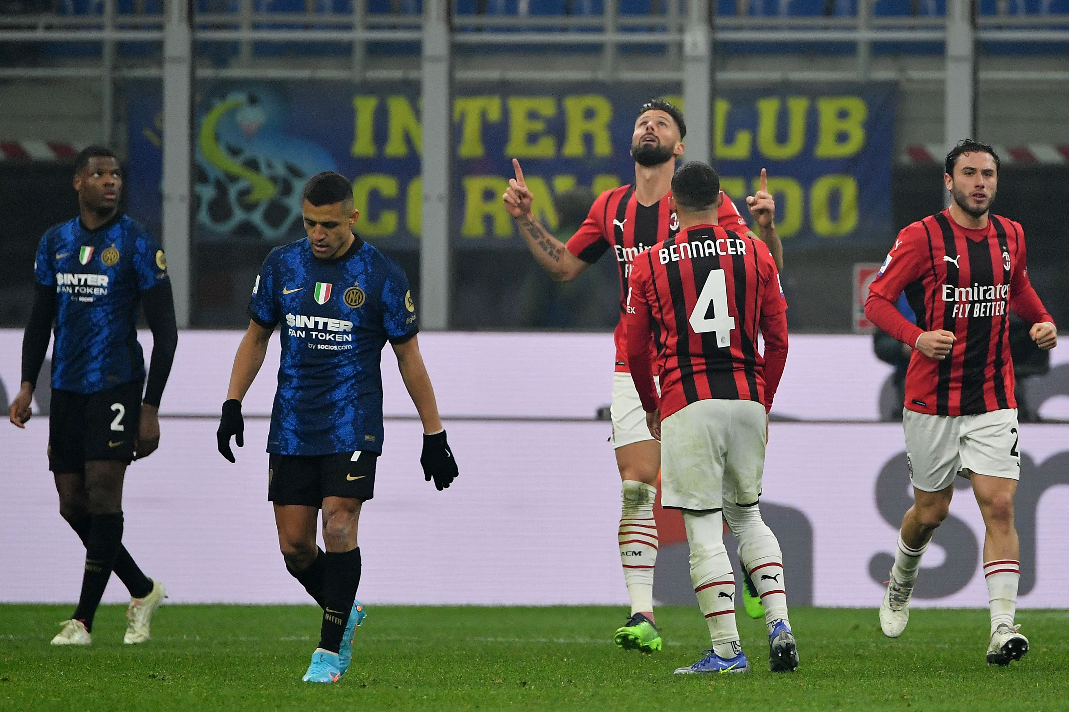 En tres minutos, Giroud dio vuelta el partido para Milan, que le ganó el clásico a Inter. 