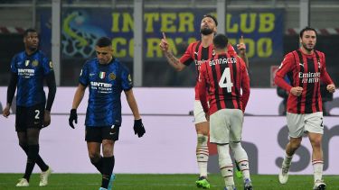 En tres minutos, Giroud dio vuelta el partido para Milan, que le ganó el clásico a Inter. 
