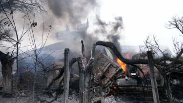 Radares dañados y otros equipos se ven en una instalación militar ucraniana en las afueras de Mariupol, Ucrania. 