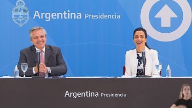 Alberto Fernández y Luana Volnovich, juntos en el anuncios de cambios en el PAMI. 