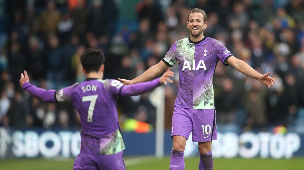 Kane y Son festejan el último de los goles del Tottenham en la goleada sobre Leeds.