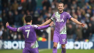 Kane y Son festejan el último de los goles del Tottenham en la goleada sobre Leeds.