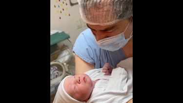 Pura emoción. Nahuel con su hija Alma en sus brazos. 