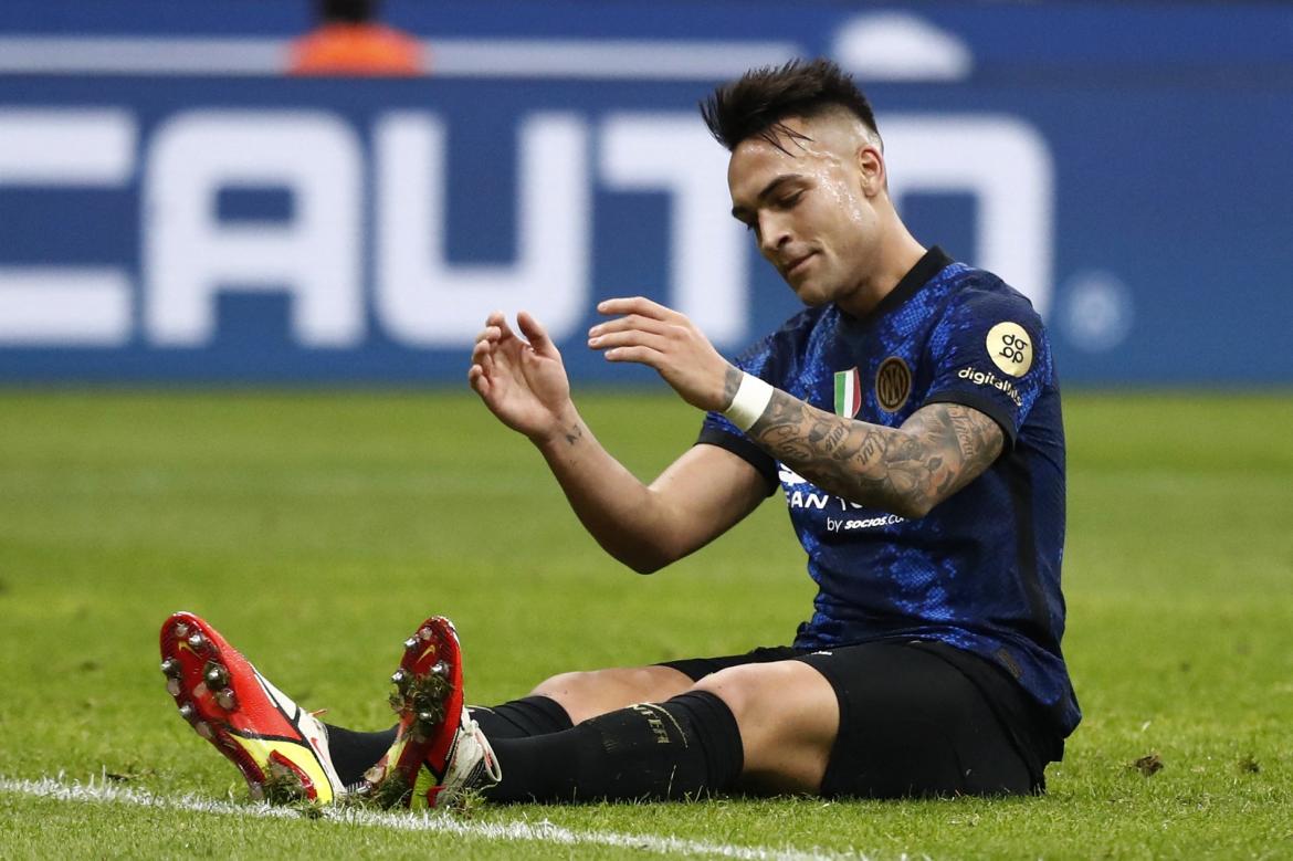 Frustración. Lautaro Martínez pasa un mal momento deportivo en Inter, donde hace mucho que no convierte. 