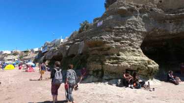 Los acantilados aportan belleza pero su fragilidad es un peligro latente en Las Grutas