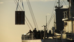 Golpe al puerto de San Antonio: exportaciones caen 30% en el primer cuatrimestre