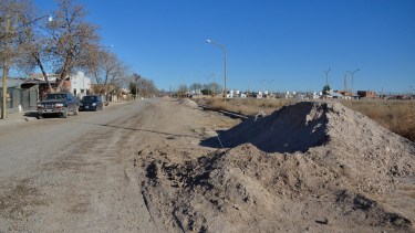 Personal del municipio de Regina realiza la limpieza de bocas de tormenta ante posibles lluvias. (Foto Néstor Salas)