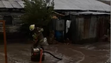 En algunos barrio, los bomberos voluntarios tuvieron que asistir a los vecinos. Foto: gentileza. 