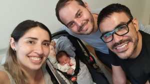 Una mujer subrogó su vientre y permitió que Javier y Miguel sean padres en Bariloche