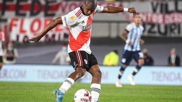 De La Cruz metió el segundo de River contra Racing.