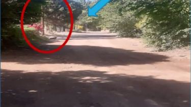 La calle Confluencia de Villa Obrera. En el círculo, la vivienda de Godoy. (Gentileza)