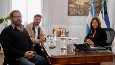 La gobernadora Carreras convocó al concejal roquense, Gustavo Maida, para anunciar avances en el programa habitacional de la provincia. Foto Gentileza.
