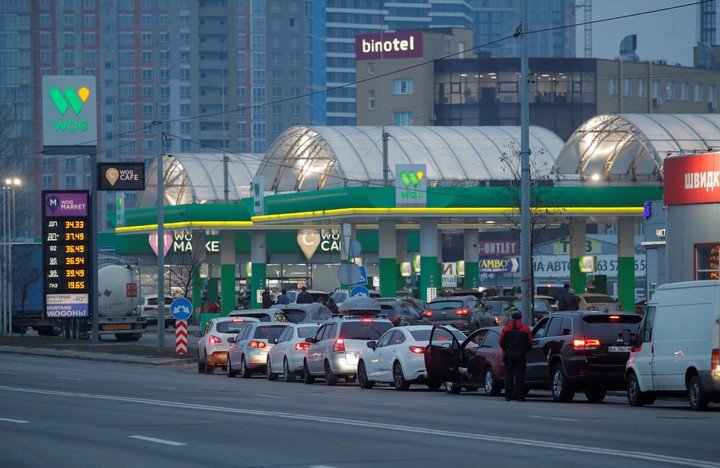 Largas colas en una estación de servicio en Kiev, Ucrania, ante la falta de combustible. Foto: EFE.