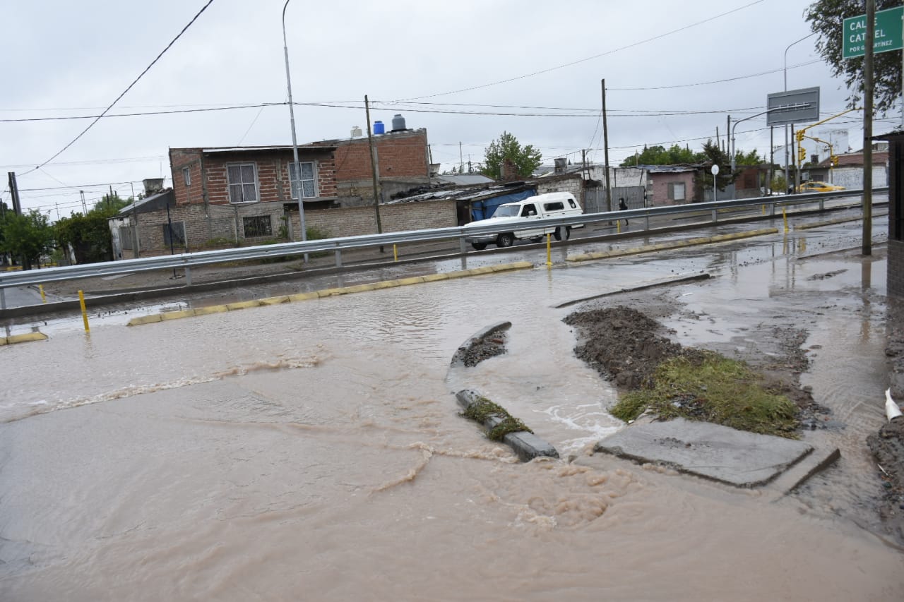 Las calles inundadas de Neuquén pudieron drenarse durante la tarde. Foto: Florencia Salto