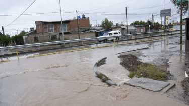 Las calles inundadas de Neuquén pudieron drenarse durante la tarde. Foto: Florencia Salto