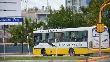 Según el Municipio de Neuquén el boleto en la ciudad costaría 108 pesos si no tuviera subsidios. Foto: Yamil Regules. 