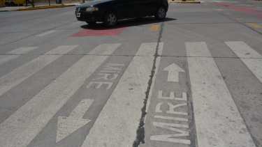 La ciudad había establecido carriles exclusivos y preferenciales para la circulación de colectivos a fin de incrementar la calidad del servicio. (Yamil Regules)