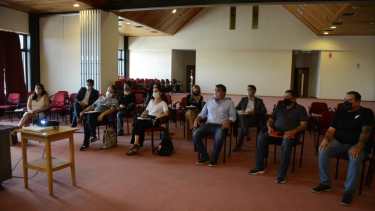Representantes de ATEN y de UPCN asistieron a la reunión informativa de esta mañana. Foto: Yamil Regules.
